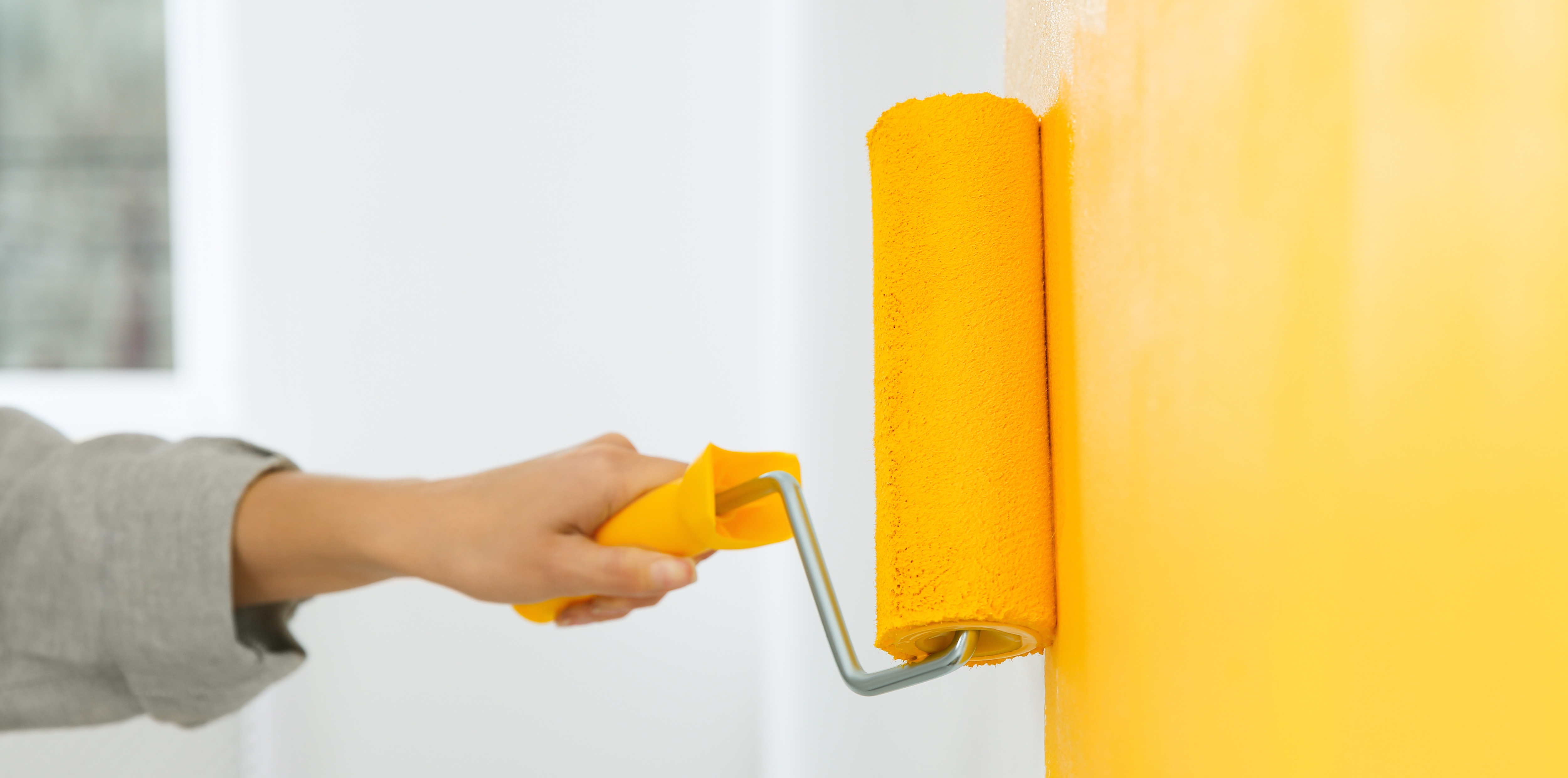 Application de peinture intérieure au rouleau, entre finition mate, satinée et velours